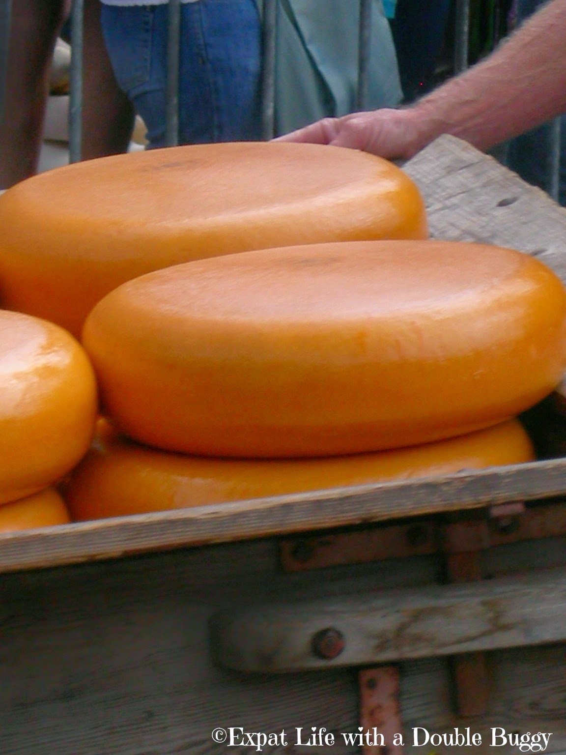 2141e-cheeseround Dutch Integration: Slicing Cheese