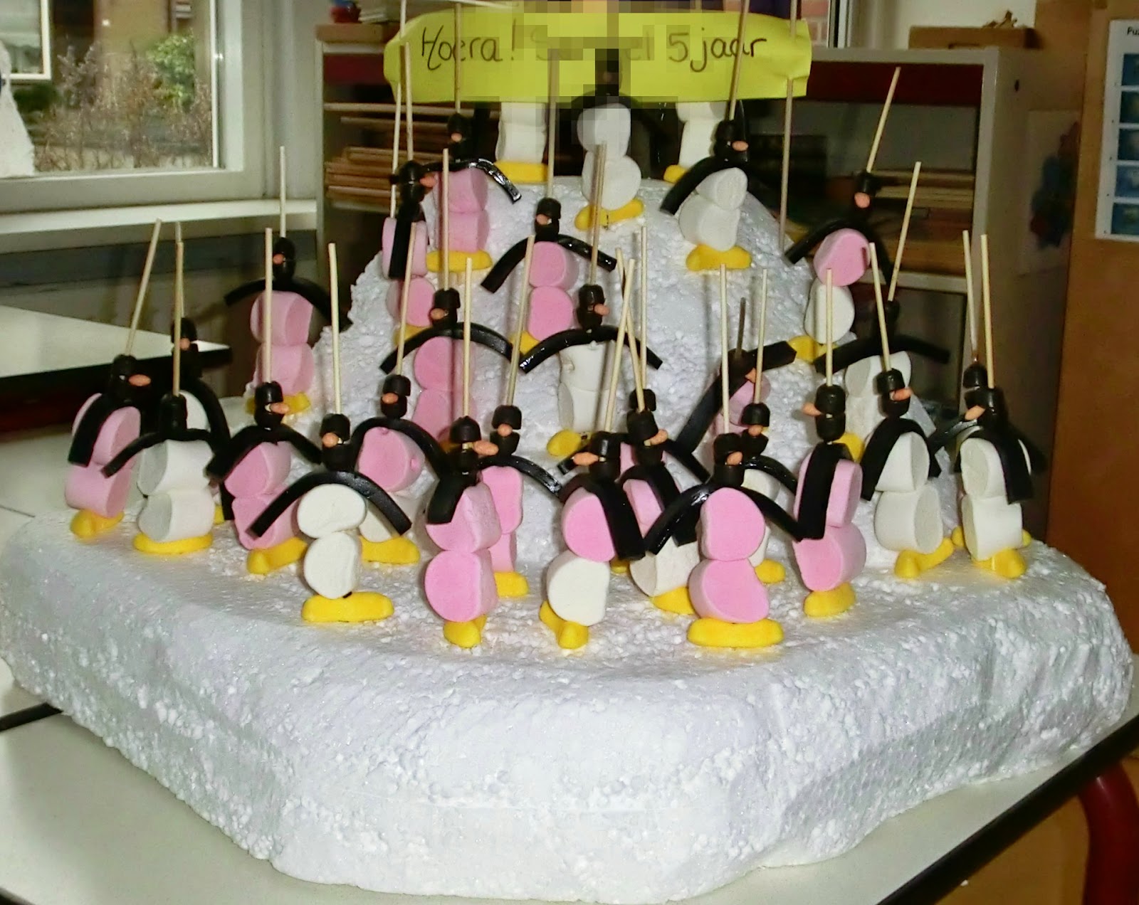 2f673-penguin2btraktatie Traktaties - How to Do Birthdays Dutch Style