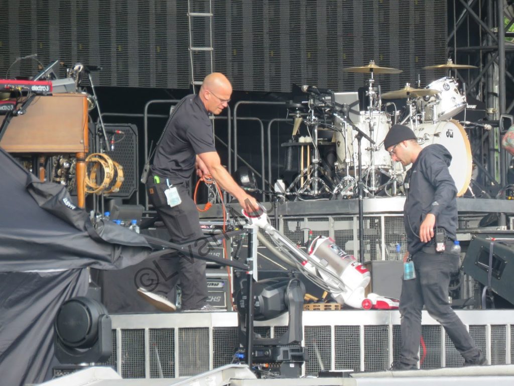 50d83-springsteen_hoovering-1024x768 Bruce Springsteen Makes Magic on the Malieveld