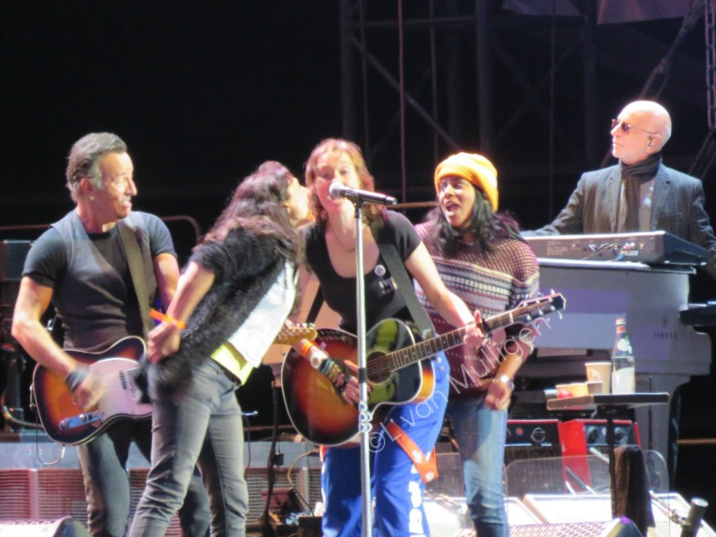 67383-audience2bguests2bspringsteen-1024x768 Bruce Springsteen Makes Magic on the Malieveld